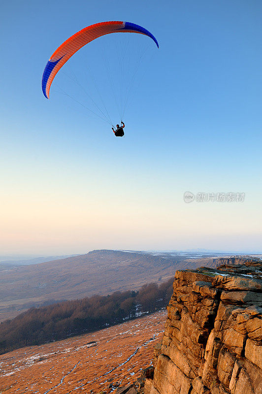 黄昏的滑翔伞，Stanage Edge, Peak District, England, UK